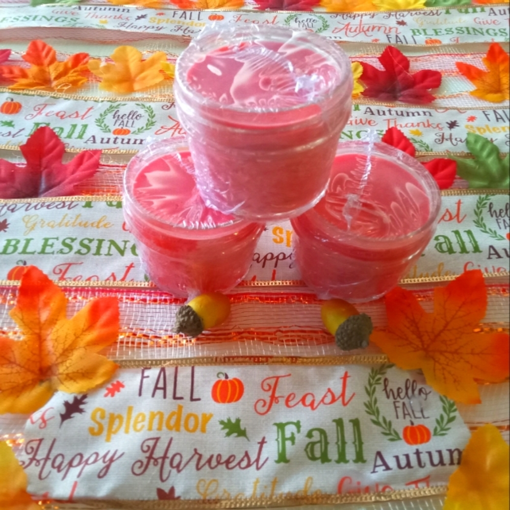Homemade Candle with Cinnamon Leaf Essential Oil (Red Due Wax) 4oz